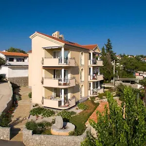 https://franko-ana-apartments.primorje-gorskikotar.com